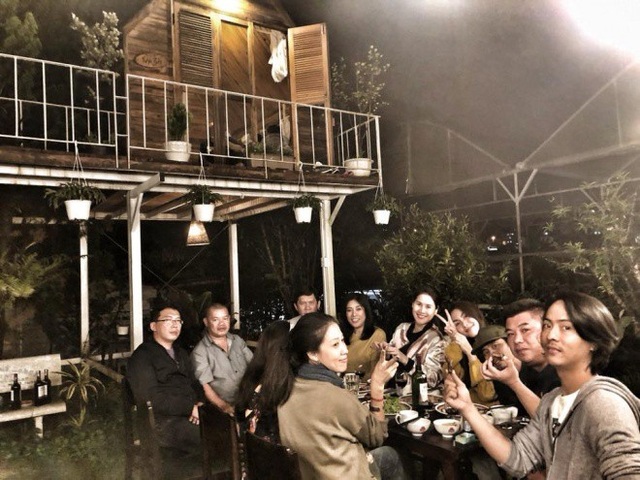 Tăng Thanh Hà đẹp hút hồn du hí Đà Lạt cùng bà xã Phạm Anh Khoa - 4 Khoảnh khắc thảnh thơi của Hà Tăng bên những người bạn tại thành phố mộng mơ.