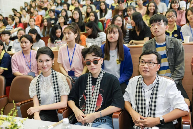 Thùy Dung từng áp lực, đau khổ khi gặp sự cố ở Hoa hậu Quốc tế 2017 - 2 Các người đẹp, ca sĩ, nhạc sĩ và chuyên gia giao lưu với sinh viên.
