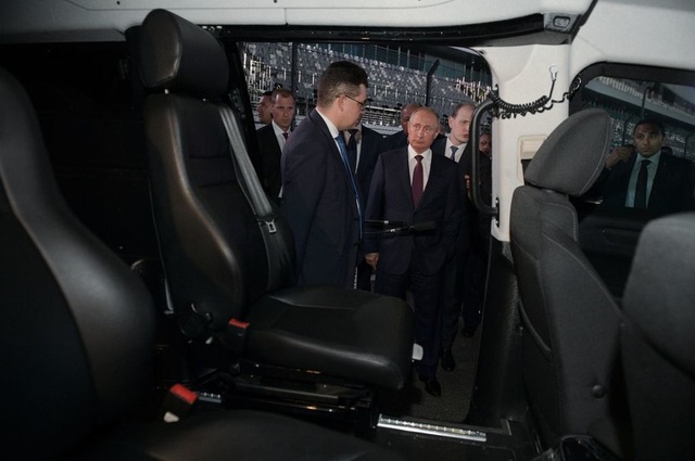 Tổng thống Putin lái siêu xe chở Tổng thống Ai Cập thăm đường đua Công thức 1 - 3 (Ảnh: Sputnik)