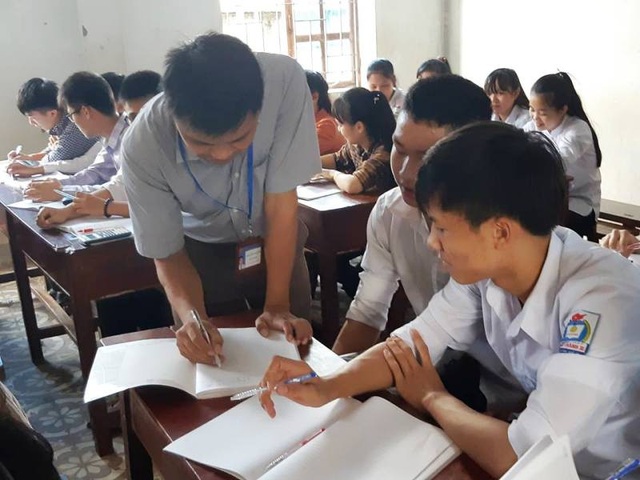 Giáo viên phổ thông có 7 bài báo quốc tế ISI: Vừa làm gia sư, vừa nghiên cứu khoa học - 2 Thầy Yên luôn hết tâm, tận tụy với học sinh.