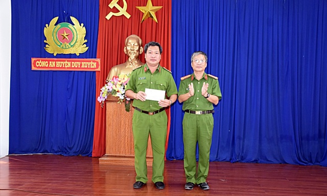 Giải cứu người phụ nữ bị khống chế dùng dao cướp tài sản giữa đêm khuya - 2 Đại tá Nguyễn Đức Dũng (ảnh phải), Phó Giám đốc Công an tỉnh thưởng nóng cho tập thể cán bộ chiến sĩ Công an huyện Duy Xuyên