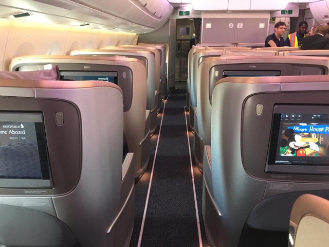 Bên trong máy bay thương mại thực hiện chuyến bay dài kỷ lục 19 giờ - 6
Bên trong máy bay của Singapore Airlines gồm 161 ghế ở cả 2 khoang thương gia và phổ thông.(Ảnh: BI)