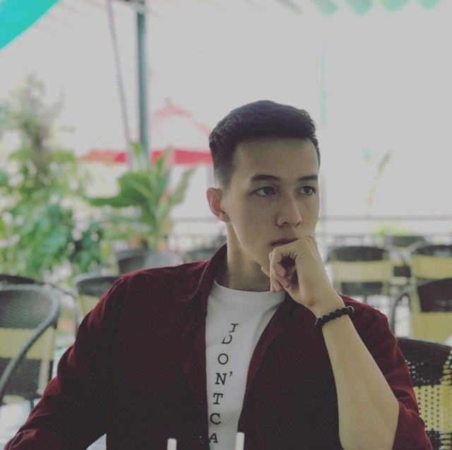 Vẻ điển trai của nam sinh trường Y mang 3 dòng máu Việt - Hoa - Pháp - 6 Ngoài việc học tập ở trường, nhờ lợi thế giỏi tiếng Anh, Đức Hoài còn có thời gian từng đi làm trợ giảng lớp ngữ âm giao tiếp tiếng Anh. Tuy nhiên hiện tại do việc học bận rộn, chương trình học bắt đầu dày đặc nên Hoài chỉ tập trung cho việc học.