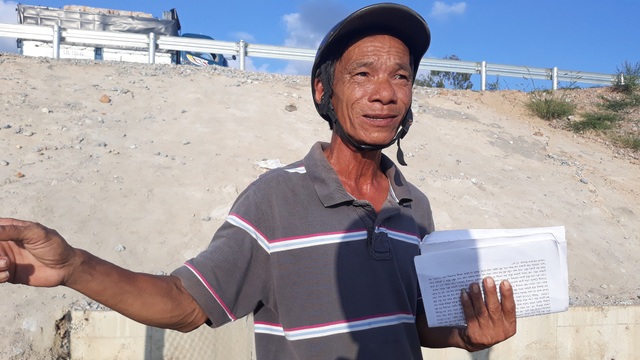 Lão nông 4 năm kiên trì tố nhà thầu cao tốc Đà Nẵng - Quảng Ngãi thi công gian dối - 1
Năm 2015, lão nông Phạm Tấn Lực xin vào làm bảo vệ tại gói thầu A3 thuộc dự án cao tốc Đà Nẵng - Quảng Ngãi. Gói thầu này do nhà thầu Giang Tô (Trung Quốc) trúng thầu thi công với tổng chiều dài 10,6 km. Trong quá trình làm bảo vệ, lão nông Phạm Tấn Lực nhận thấy đơn vị thi công dùng loại đất không đảm bảo để đắp nền đường. Với kinh nghiệm ít ỏi của một người từng làm thợ hồ, ông Lực tiếp tục tìm hiểu và cho rằng đơn vị thi công có nhiều gian dối. Kể từ đó, hành trình 4 năm ròng rã tố cáo sai phạm tại gói thầu A3 của ông Lực bắt đầu...