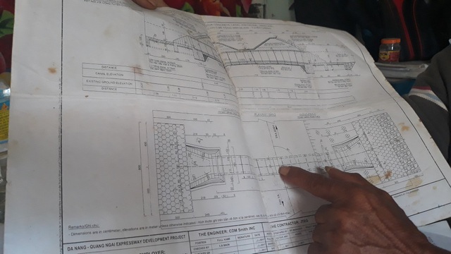 Lão nông 4 năm kiên trì tố nhà thầu cao tốc Đà Nẵng - Quảng Ngãi thi công gian dối - 7 Trong hành trình của mình, lão nông Phạm Tấn Lực đã nhận được sự hỗ trợ của một số người giấu mặt. Lão nói, họ hiểu việc làm của lão nên cung cấp thông tin, thậm chí cả bản vẽ kỹ thuật của một số điểm được cho là có sai phạm.
