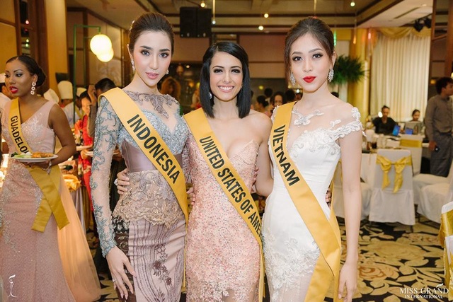 Bùi Phương Nga “đọ” sắc cùng dàn mỹ nhân của Hoa hậu Hòa bình thế giới 2018 - 2
Đại diện của Việt Nam đọ sắc cùng người đẹp của Indonesia và Mỹ.