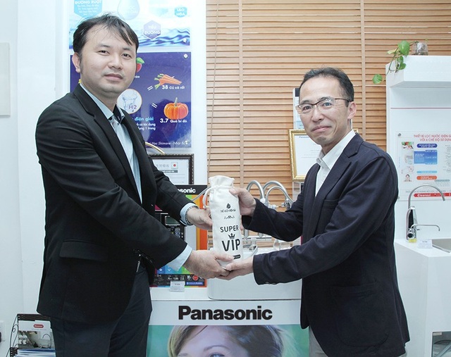 Thế Giới Điện Giải và Panasonic hợp tác phát triển máy điện giải nước ion kiềm - 2 Ông Lê Thành Nhân – CEO Thế Giới Điện Giải (bên trái) trao quà lưu niệm cho Ông Hisakuni Kawaji – Tổng giám đốc ngành hàng Chăm sóc sức khỏe của Panasonic Nhật Bản (bên phải).