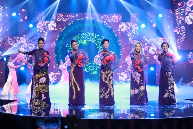 Võ Hoàng Yến trình diễn bộ móng tay 100.000 USD - 6 Chủ đêm tiệc – năm người phụ nữ gây dựng sự nghiệp nail thành công nhất Việt Nam trình diễn tiết mục Nét đẹp Á Đông.