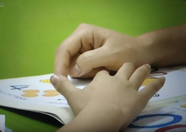 Học ngoại ngữ sai cách: Trẻ dễ bị loạn ngữ - 2 Có thể có tình trạng trẻ bị sang chấn tâm lý nếu ép buộc trẻ học ngoại ngữ không đúng cách. (Ảnh: vtv).