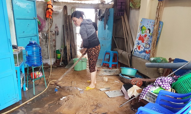 40 hộ dân nơm nớp lo sợ triều cường "hất tung" nhà cửa - 2 Chị Thảo dọn dẹp nhà cửa
