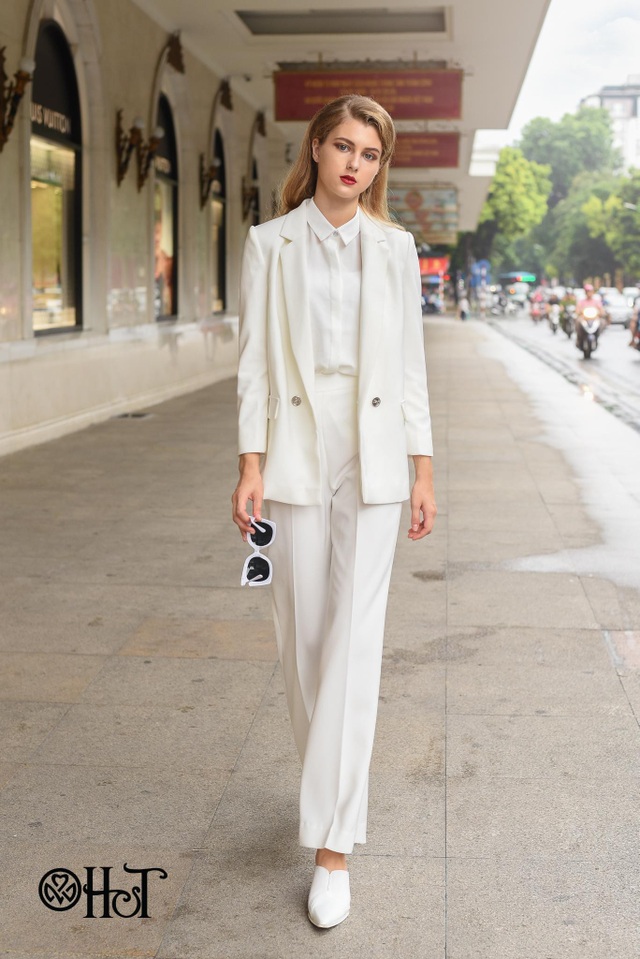 Những mẫu Blazer giúp bạn gái hoàn thiện phong cách trong mùa thu 2018 - 7
Sẽ là nhàm chán nếu bạn cứ chọn suits đen với suy nghĩ như thế mới đúng với chất menswear. Xu hướng thời trang 2018 hãy nhớ đến suits trắng thanh lịch.