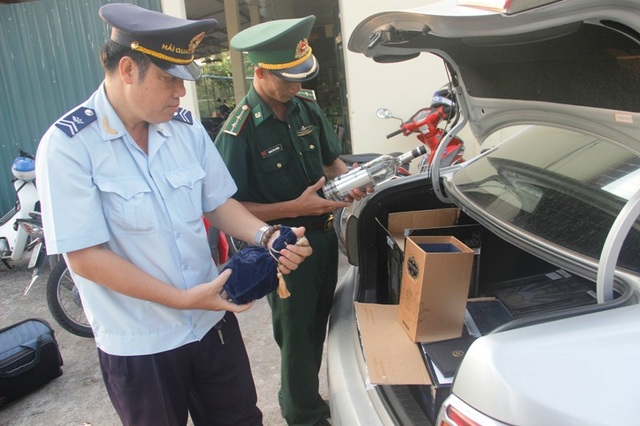Liên tiếp bắt giữ hàng lậu, hàng cấm trên Quốc lộ 9 - 1 Lực lượng chức năng kiểm tra hàng hóa trên xe.