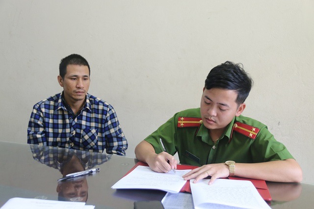 Nghi phạm giết người ra đầu thú sau gần một tháng lẩn trốn - 1 Đối tượng giết người Phạm Văn Chí đã ra cơ quan công an đầu thú (ảnh QTV)