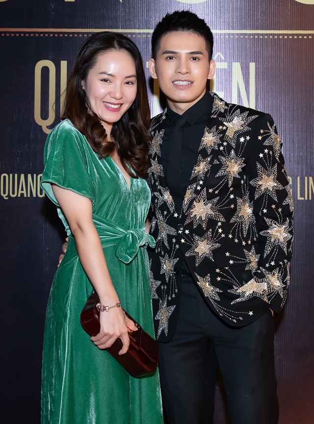 Quốc Thiên gây bất ngờ với “diện mạo mới” - 7 Ca sĩ Phương Linh cho biết, cô và Quốc Thiên là những người bạn khá thân thiết ngoài đời. Mỗi khi có thời gian rảnh rỗi, hội bạn thân lại cùng nhau đi du lịch. Với diện mạo mới của Quốc Thiên, Phương Linh cho biết vì nam ca sĩ tin thầy phong thủy nên thay đổi chứ với ngoại hình cũ cô cũng đã cảm thấy khá hài lòng.