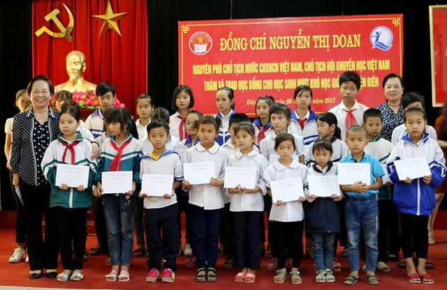 Giáo sư, Tiến sĩ Nguyễn Thị Doan, nguyên Phó Chủ tịch nước, Chủ tịch Hội Khuyến học Việt Nam trao học bổng cho học sinh nghèo vượt khó học giỏi.