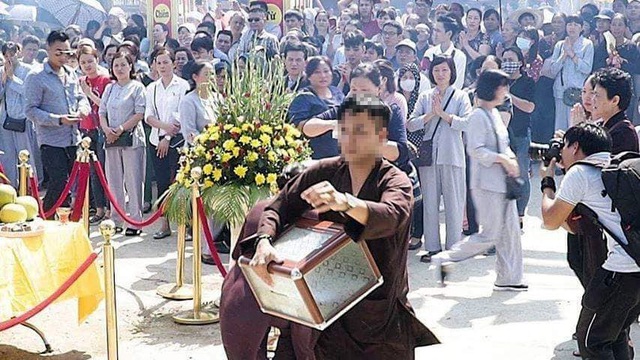 Hà Nội: Nghi án mất hàng trăm triệu đồng tiền công đức trong lễ dựng chuông - 1 Nam thanh niên được cho là xông xáo, làm nhiều việc trong lễ cất nóc, dựng chuông chùa Thái Ân.