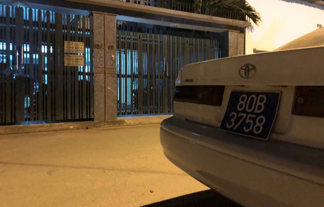 Xe biển xanh “80B” hú còi inh ỏi trên đường tới… công ty bất động sản! - 4 Sau đó cánh cổng sắt đóng lại trong khi chiếc xe biển số xanh đậu ven đường.