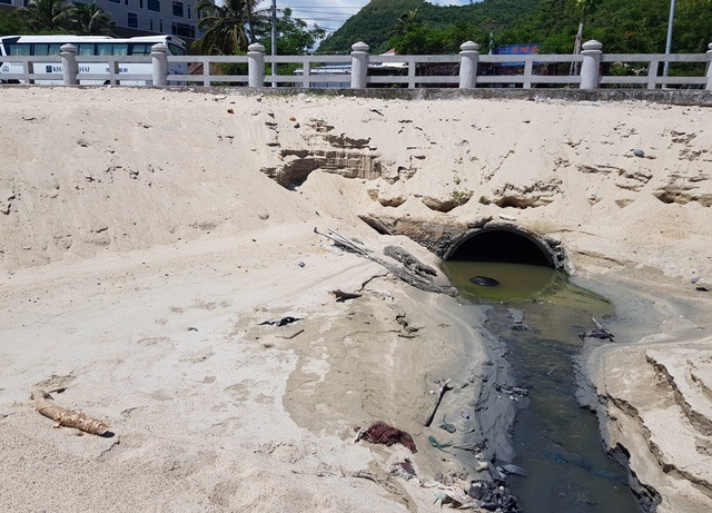 Vụ cống xả “đầu độc” bãi biển Nha Trang: Lấy mẫu nước giám định - 1 Hiện trường cống xả nước thải đối diện đường Điện Biên Phủ - Phạm Văn Đồng (TP Nha Trang) đổ thẳng ra Vịnh Nha Trang