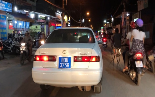 Xe biển xanh “80B” hú còi inh ỏi trên đường tới… công ty bất động sản! - 2
Chiếc xe biển xanh 80B-3758 bật đèn ưu tiên, hú còi inh ỏi trên các tuyến đường Nguyễn Thị Định, Nguyễn Duy Trinh, quận 2 khiến người đi đường phải vội vã né tránh, nhường đường.