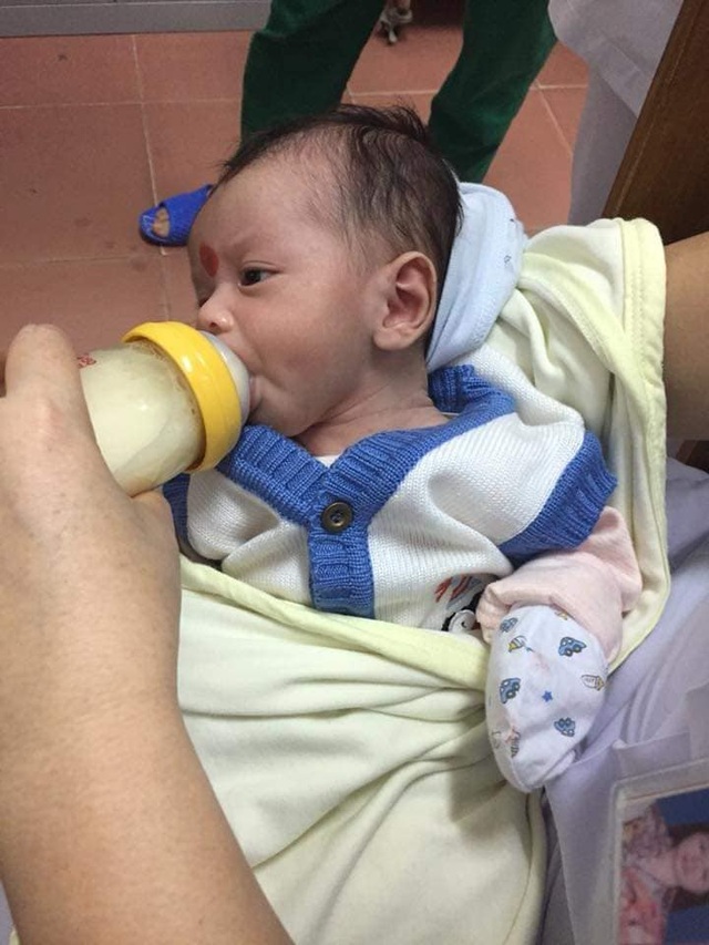 Bé trai 2 tháng tuổi bị bỏ bên đường trong đêm - 1 Cháu bé 2 tháng tuổi được Trung tâm Y tế thị xã Cửa Lò chăm sóc khi mới nhận về.