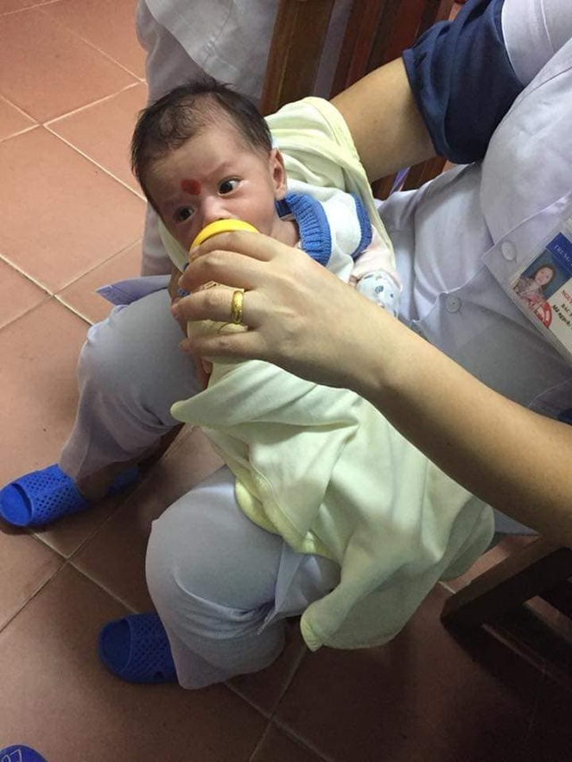 Bé trai 2 tháng tuổi bị bỏ bên đường trong đêm - 2 Hiện cháu bé đã được bàn giao cho một gia đình nhận nuôi.