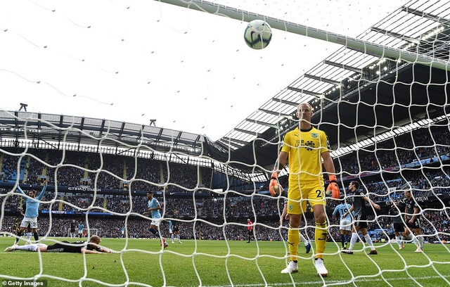 Man City 5-0 Burnley: Khác biệt lớn về đẳng cấp - 1
Joe Hart lạc lõng khi mình anh thi đấu nỗ lực để chống lại đội bóng cũ