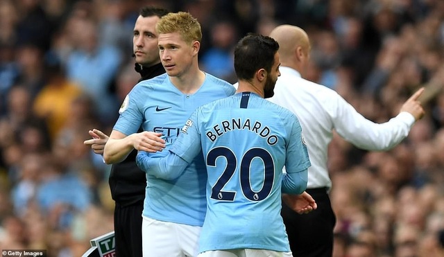 Man City 5-0 Burnley: Khác biệt lớn về đẳng cấp - 3
De Bruyne đã trở lại sau ba tháng nghỉ dưỡng thương