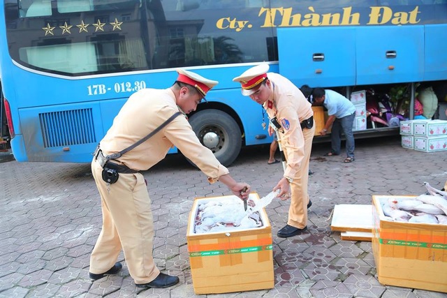 Bắt giữ xe khách chở gần 1 tấn thịt mèo không rõ nguồn gốc - 1 Toàn bộ số thịt mèo tài xế không trình được giấy tờ về nguồn gốc, xuất xứ