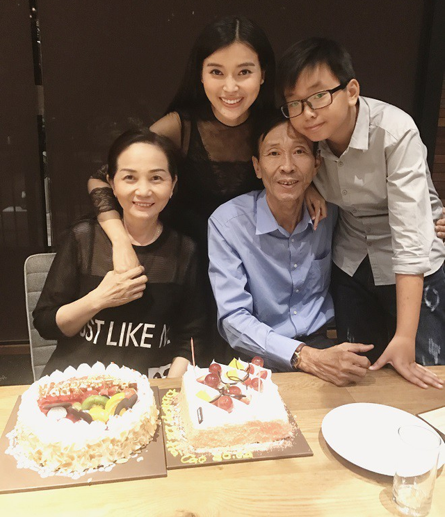 Sao Việt và những câu chuyện vừa xúc động, vừa đáng yêu về mẹ - 5 Cao Thái Hà cùng cả gia đình lúc ba cô còn sống.