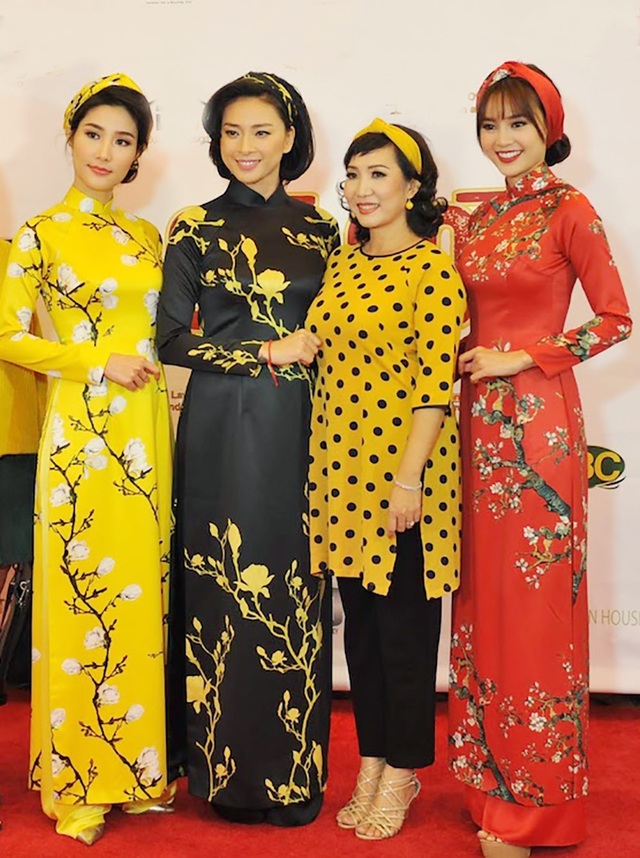Ngô Thanh Vân, Diễm My 9x, Lan Ngọc rạng rỡ ra mắt “Cô Ba Sài Gòn” tại Mỹ - 1 Trong buổi ra mắt cũng có gần 10 kênh truyền hình địa phương (Mỹ) đến ghi nhận thông tin và ủng hộ ê-kíp làm phim.