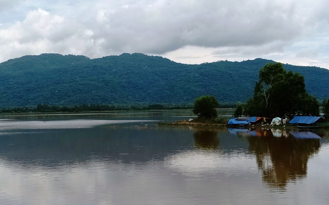 Mê mẩn với những cảnh đẹp An Giang khi mùa lũ về - 8 Những lán trại của những hộ dân sống bằng nghề nuôi vịt chạy đồng