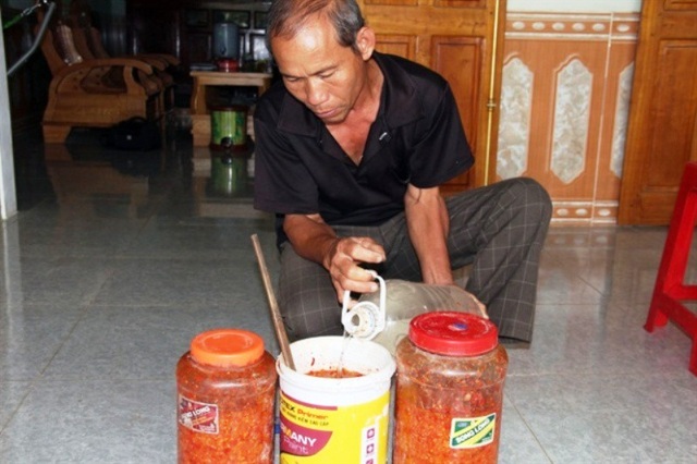 Nhiều mô hình sản xuất nông nghiệp "nói không" với hóa chất trừ sâu - 2 Ông Nguyễn Viết Bảy trú ở xã Tào Sơn, huyện anh Sơn đang hướng dẫn cách pha chế thuốc trừ sâu từ các loại thảo dược.