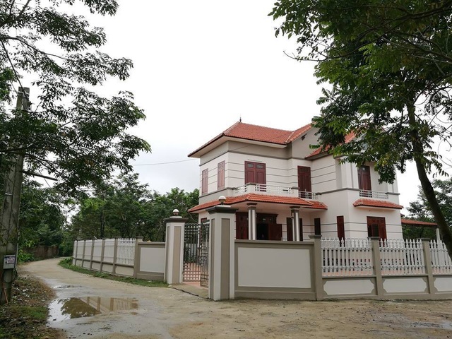 Thủ phủ sưa đỏ: Cả làng xây biệt thự, đua nhau sắm ô tô - 1
Từ khi có cây sưa, nhiều ngôi nhà lầu đã xuất hiện ở thôn Làng Chanh