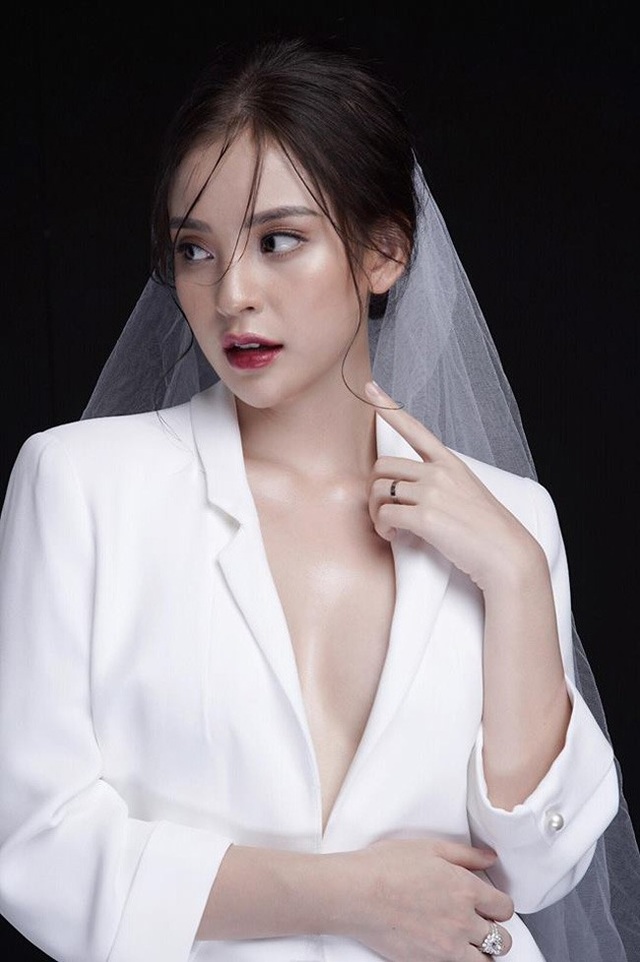 Bất ngờ với cô em gái xinh như hot girl của trung vệ Bùi Tiến Dũng - 8
Trước đó, Phương Anh từng nhiều lần xuất hiện trên mặt báo nhờ nhan sắc xinh đẹp.
