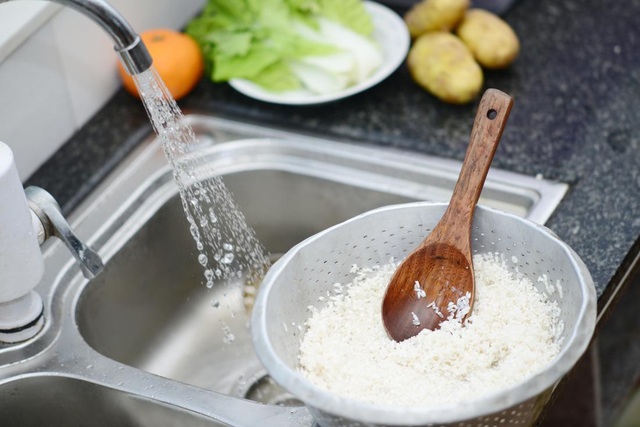Những công dụng của nước gạo với đối với tóc - 2 Vo kỹ gạo là một phần của quá trình ngâm.