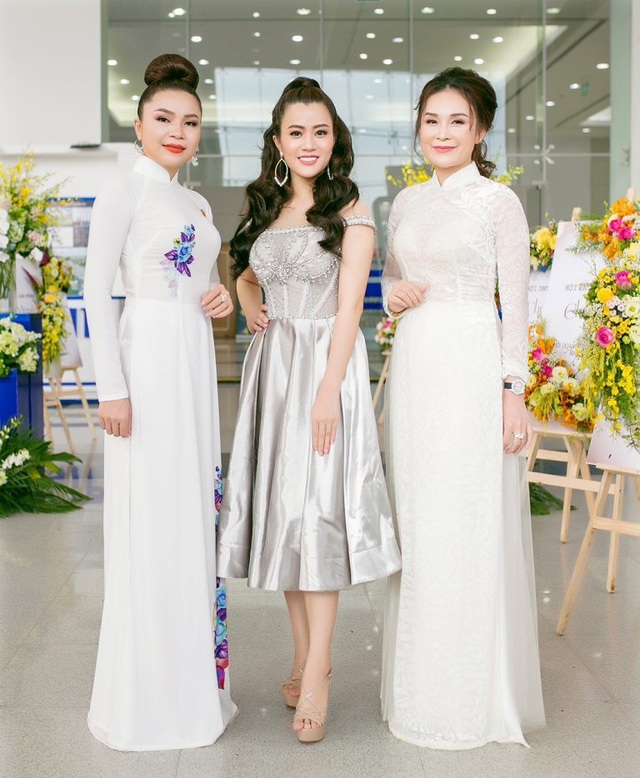 Á hậu Ngô Thu Phương từ Hà Nội vào tham dự Đại hội Doanh nhân Trẻ tỉnh Bình Dương - 4 Á hậu Ngô Thu Phương từ Hà Nội vào tham dự Đại hội Doanh nhân Trẻ tỉnh Bình Dương - 4