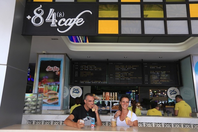 Bỏ túi "mẹo nhỏ" để có chuyến bay như ý - 4 Hành khách hãy ghé +84 cafe để thưởng thức cà phê Việt và thoải mái trò chuyện, vui đùa cùng bạn đồng hành