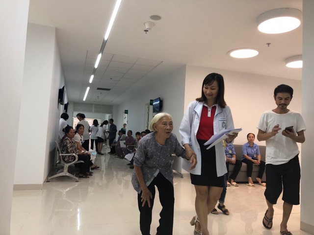 Hai bệnh viện Bạch Mai và Việt Đức mới được đưa vào sử dụng ở Hà Nam - 3 Nhân viên y tế hướng dẫn người dân khám bệnh tại cơ sở 2 BV Bạch Mai. Ảnh: H.Hải