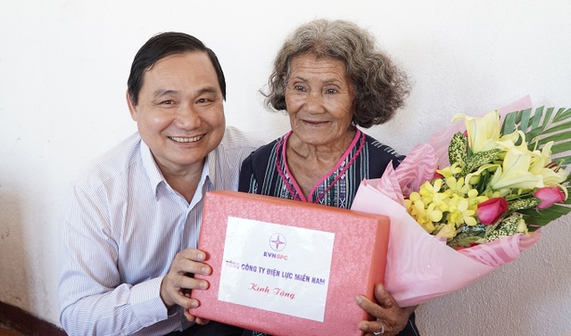 EVN SPC trao 4 căn nhà tình nghĩa cho đồng bào nghèo - 2 Nguyễn Văn Hợp, Chủ tịch, kiêm Tổng Giám đốc EVN SPC mong muốn xây thật nhiều nhà tình nghĩa cho người nghèo.