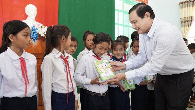 EVN SPC trao 4 căn nhà tình nghĩa cho đồng bào nghèo - 3 Nhân dịp này, EVN SPC cũng trao nhiều phần quà cho học sinh và người nghèo vùng núi Tây Nguyên