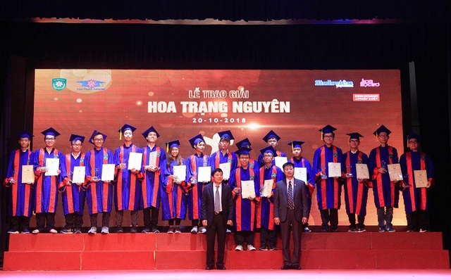 195 "Hoa trạng nguyên" được vinh danh tại Hà Nội - 1
GS. TS Mai Trọng Nhuận và ông Bùi Tuấn Quang - Phó trưởng Ban Dân vận Trung ương, trao giải cho 18 học sinh đạt huy chương vàng, bạc, đồng trong các kỳ thi Olympic quốc tế