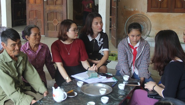 Hơn 172 triệu đồng đến với ba đứa trẻ mồ côi - 2 Các nhà hảo tâm động viên ông bà và các cháu.