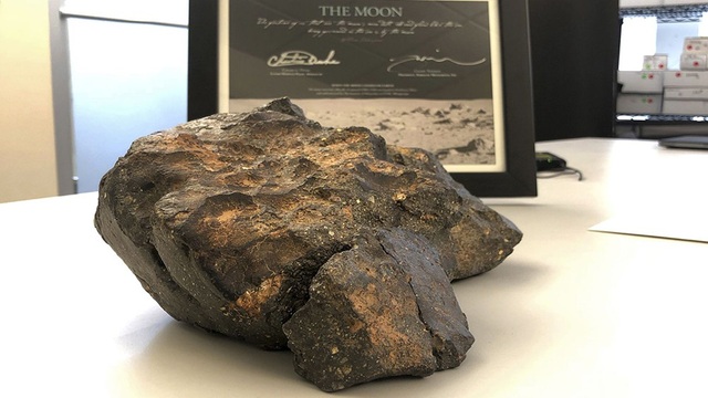 Tảng thiên thạch từ mặt trăng nặng 5,5 kg được đấu giá với mức giá khiến nhiều người giật mình.