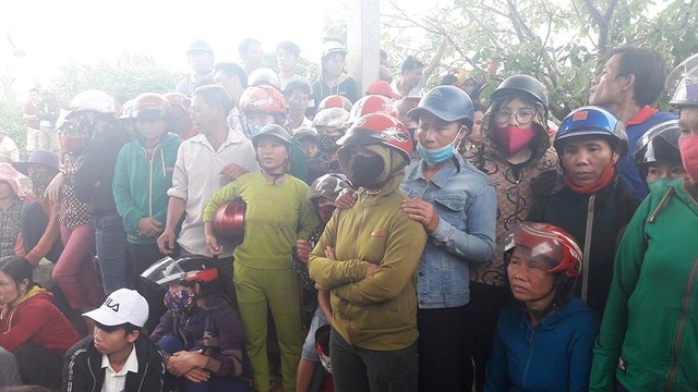 4 người chết trong tư thế treo cổ: Do bí bách nợ nần? - 2 Người dân bàng hoàng và đến chia buồn.