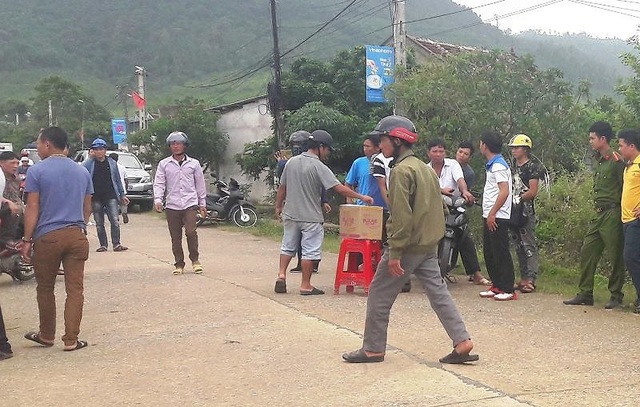 4 người chết trong tư thế treo cổ: Do bí bách nợ nần? - 3 Người dân lập thùng quyên góp tiền, giúp đỡ gia đình.