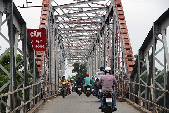 Cầu Phú Long cũ được xây dựng từ thời Pháp vào năm 1913, cầu có chiều dài hơn 251 mét, được xây dựng toàn bộ bằng thép.