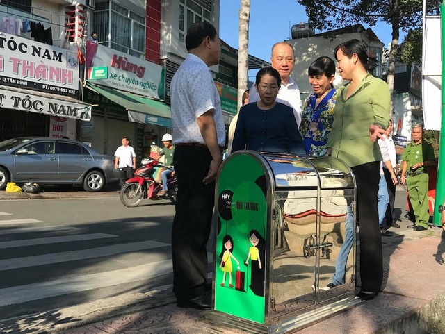 TPHCM vận động người dân không xả rác để giảm ngập - 4 Phó Bí thư Thành ủy Võ Thị Dung (áo xanh ở giữa) tham dự chương trình và tặng thùng rác cho địa phương