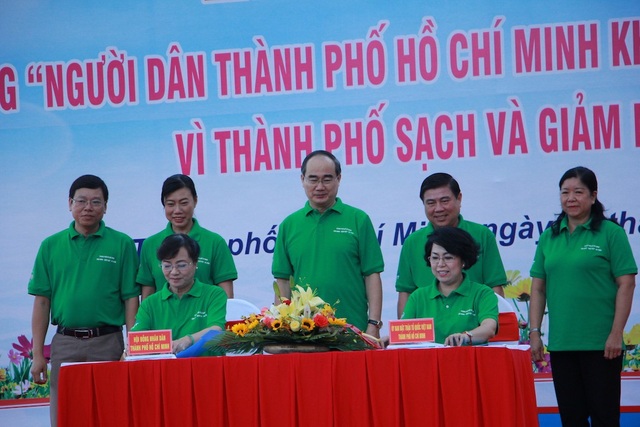 TPHCM vận động người dân không xả rác để giảm ngập - 1 Chủ tịch HĐND TPHCM và Chủ tịch UBMTTQ Việt Nam TPHCM ký kết liên tịch kế hoạch phối hợp về công tác bảo vệ môi trường đô thị, khu dân cư và quản lý chất thải trên địa bàn thành phố
