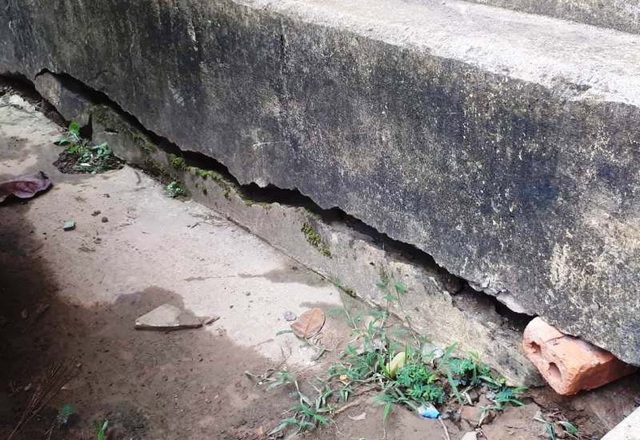 Trường xuống cấp, hàng trăm học sinh và thầy cô giáo nơm nớp lo sợ - 3 Hệ thống móng và chân tường bị nứt toác kéo dài.