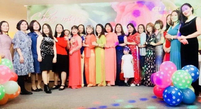 Những phụ nữ Việt tảo tần trên đất Nga - 1
Những bóng hồng Việt trong Câu lạc bộ Saliut chụp ảnh kỉ niệm nhân Ngày Phụ nữ Việt Nam 20/10